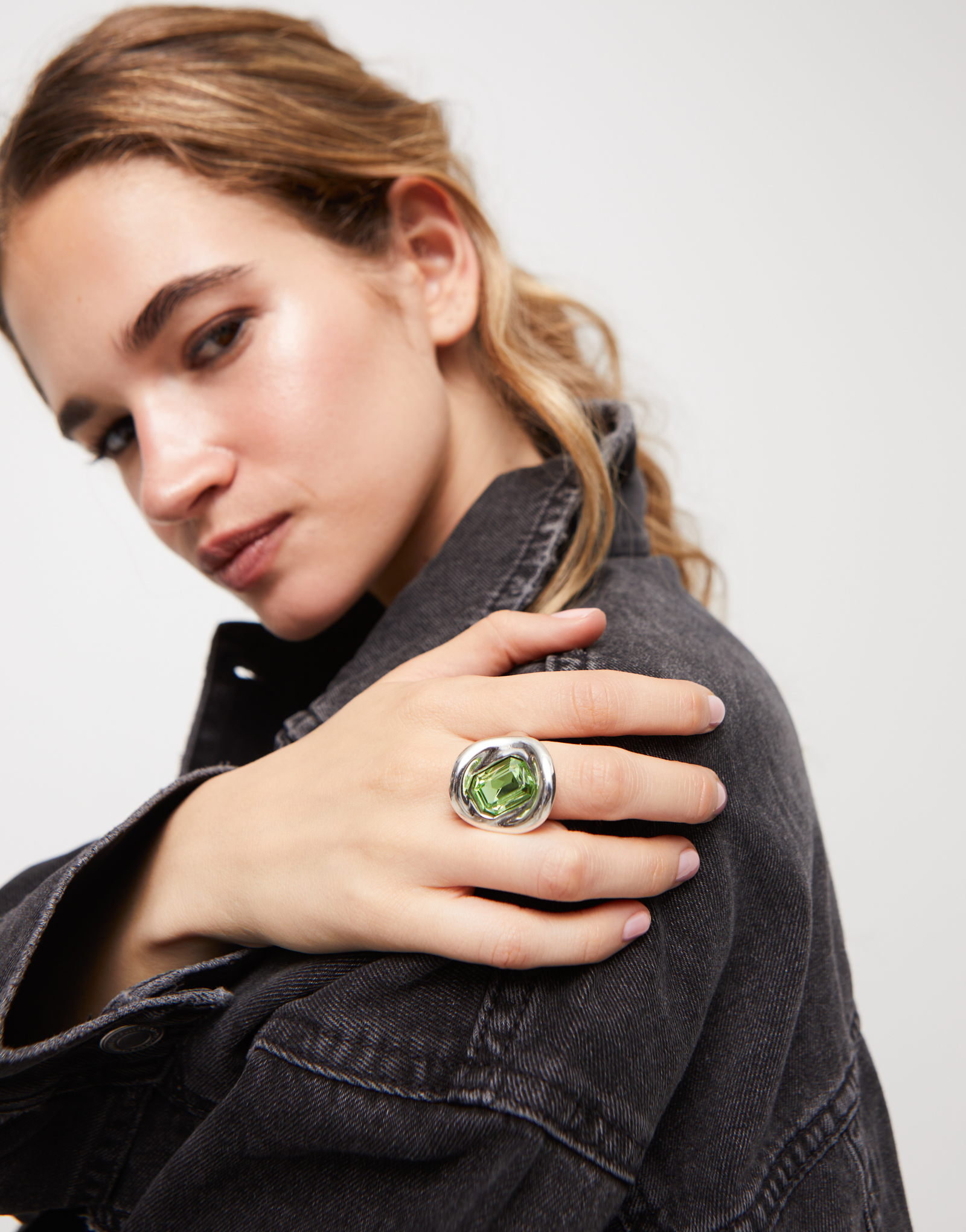 Anillo ba&ntilde;ado en plata de ley con cristal turquesa